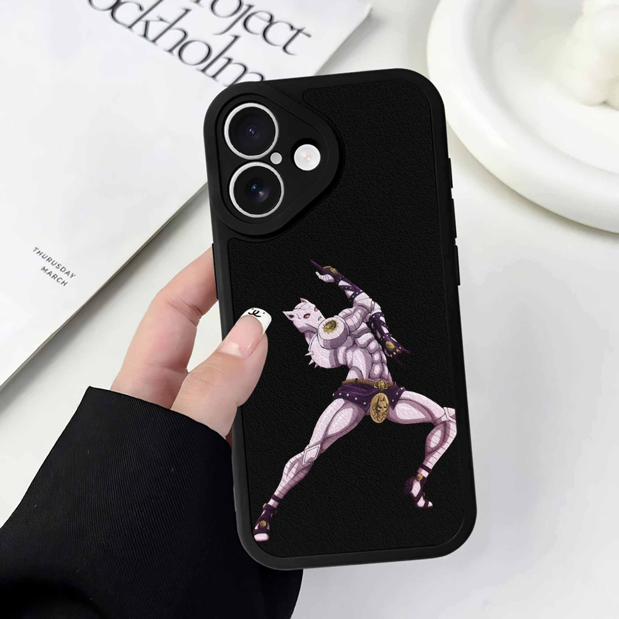 （画像用） ジョジョの奇妙な冒険 きら よしかげ JoJo's Bizarre Adventure Kira Yoshikage 【iPhone 16シリーズ対応】シリコンスマホケース（レザー調） 材質：シリコン